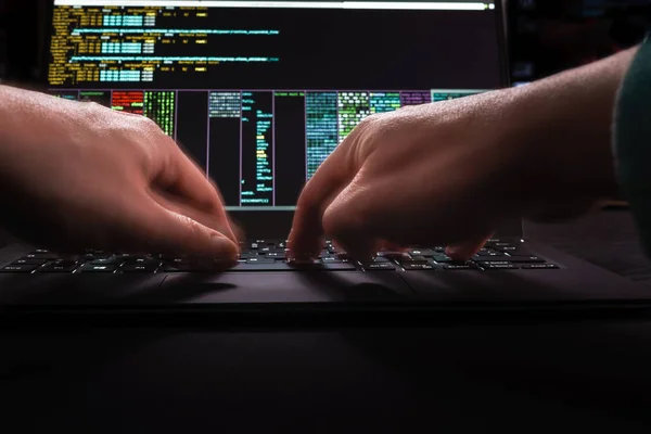 Hacker-Hände, Ich-Perspektive, bei der Arbeit mit Schnittstelle. — Stockfoto