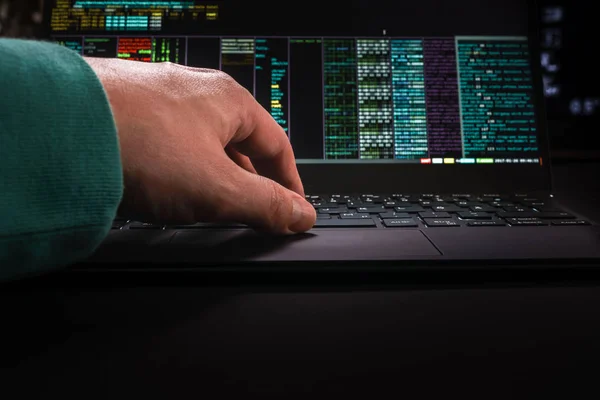hacker eller, arayüzü ile iş yerinde ilk kişi görünümü.