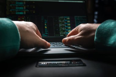 hacker eller, arabirimi ve çalıntı kredi kartı ile iş yerinde ilk kişi görünümü.