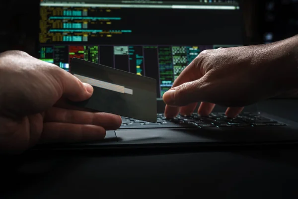 hacker eller, arabirimi ve çalıntı kredi kartı ile iş yerinde ilk kişi görünümü.