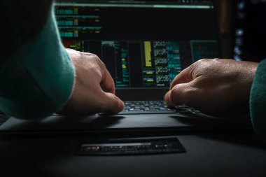 hacker eller, arabirimi ve çalıntı kredi kartı ile iş yerinde ilk kişi görünümü.