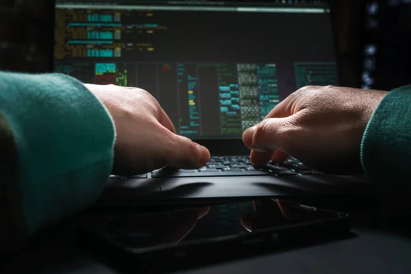 Hacker-Hände, Ich-Perspektive, bei der Arbeit mit Schnittstelle und gestohlener Kreditkarte. — Stockfoto