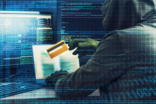 Internet criminaliteit concept. Hacker bezig met een code en stelen creditcard met digitale interface rond. — Stockfoto