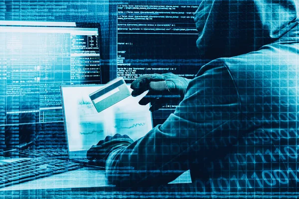 Internet criminaliteit concept. Hacker bezig met een code en stelen creditcard met digitale interface rond. — Stockfoto