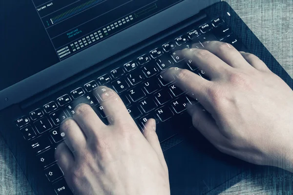 Hacker boyuyla bir dizüstü bilgisayarda çalışır. ilk kişi görünümü.