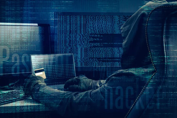 Internetkriminalität. Hacker arbeiten an einem Code und stehlen Kreditkarte mit digitaler Schnittstelle herum. — Stockfoto