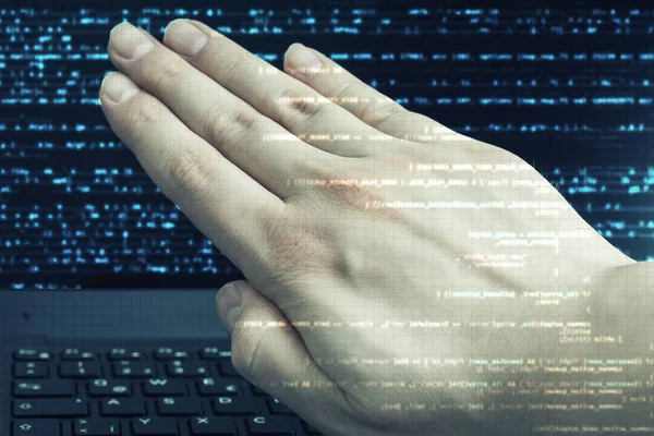 Hand-Stop-Schild vor Laptop mit digitalem Hintergrund. — Stockbild Schluss mit dem Datenhacken. Hand-Stop-Schild vor Laptop mit digitalem Hintergrund. — Stockfoto