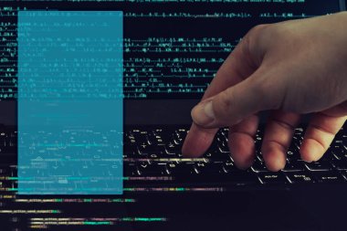 Hacker anda hologram metniniz için boş kafa ile bir dizüstü bilgisayar üzerinde eller. ilk kişi görünümü.