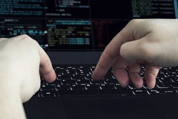 Hacker boyuyla bir dizüstü bilgisayarda çalışır. ilk kişi görünümü.
