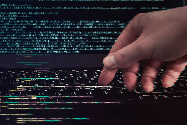 Hacker-Hände bei der Arbeit auf einem Laptop mit Glitch-Effekt. Ego-Ansicht. — Stockfoto