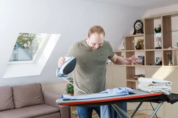 Hombre guapo planchando camisa en casa — Foto de Stock