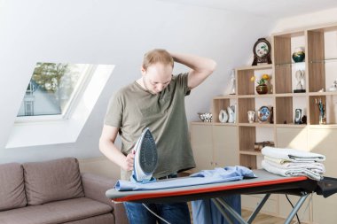 Yakışıklı adam Ütü gömlek evde