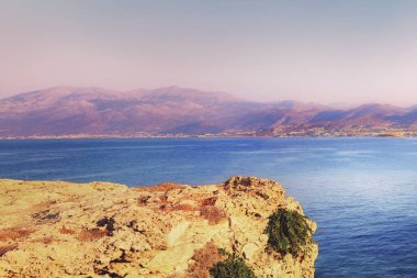 Yaz, Girit'te Anissaras şehrin görünümü