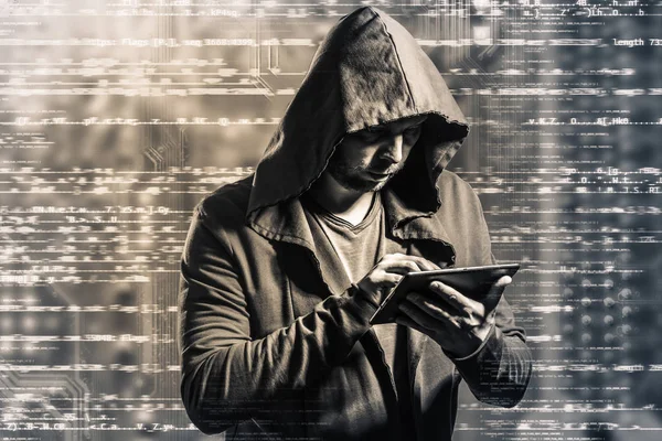 Internet criminaliteit concept. Gevaarlijke hacker, in hoodie shirt en donkere digitale achtergrond rond, het stelen van uw gegevens. — Stockfoto