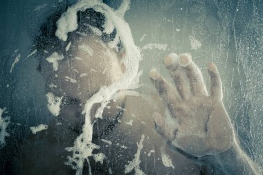 su akan ve ter içinde duş gelen bir soru işareti kabin banyo şeffaf buğulu cam kapının arkasında berabere altında ayakta duş alırken adam vurguladı