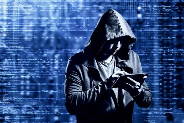 Internet criminaliteit concept. Gevaarlijke hacker, in hoodie shirt en donkere digitale achtergrond rond, het stelen van uw gegevens. — Stockfoto