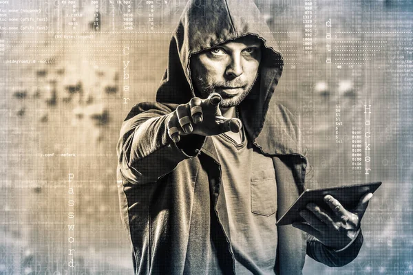 Internet criminaliteit concept. Gevaarlijke hacker, in hoodie shirt en donkere digitale achtergrond rond, het stelen van uw gegevens. — Stockfoto