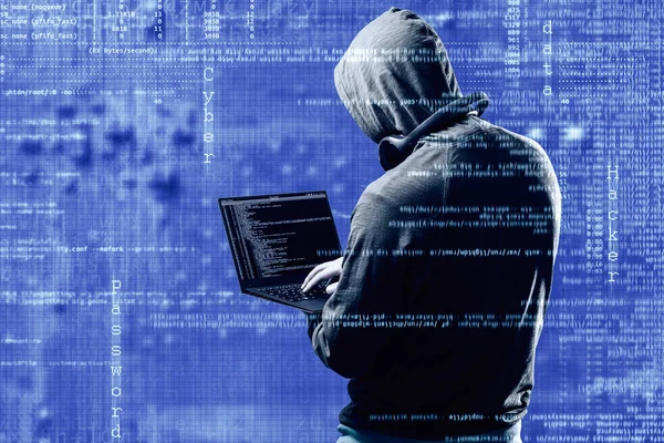 Conceito de crime na Internet. Hacker perigoso, em camisa com capuz e fundo azul escuro digital ao redor, roubando seus dados . — Fotografia de Stock