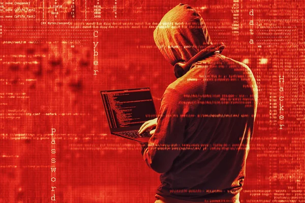 Conceito de crime na Internet. Hacker perigoso, em camisa com capuz e fundo digital vermelho escuro ao redor, roubando seus dados . — Fotografia de Stock