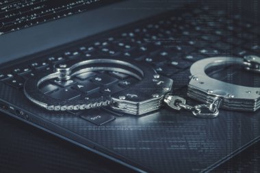 Kelepçe mavi dijital kod ile laptop. Cyber hacker suç kavramı.