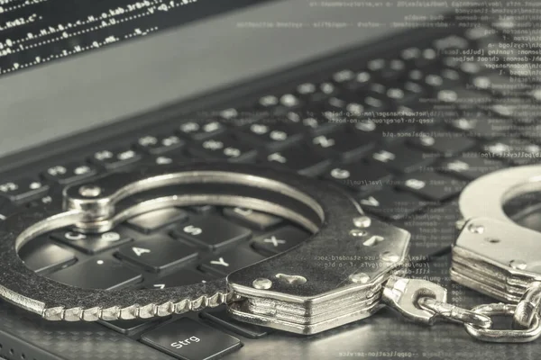 Siyah ve beyaz dijital kod ile laptop kelepçe. Cyber hacker suç kavramı.