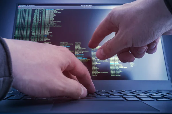 Hacker trabajando en una consola Linux comandos. Internet concepto cibernético . — Foto de Stock