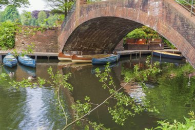 Hamburg'da eski taş köprü altında bir conae görünümünü.