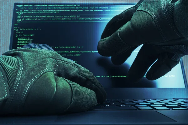 Hacker handen dragen handschoenen werken op een console-opdrachten. Internet cyber concept. Groene toning. — Stockfoto