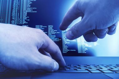 Hacker çalışma bir konsol komutları eller. Internet cyber conce