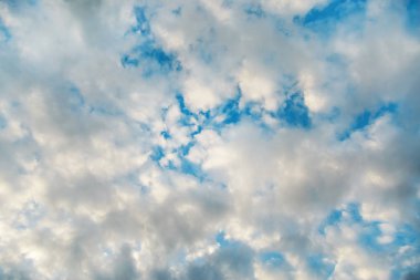 dramatik beyaz bulutlar arka plan mavi gökyüzü.