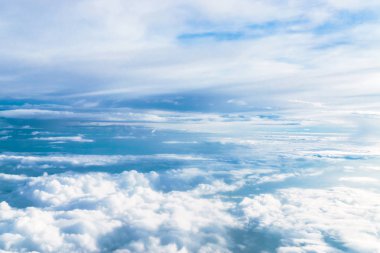 Mavi bulutlar üzerinde. Bulutlarda uçan bir uçağın penceresinden görüntülemek