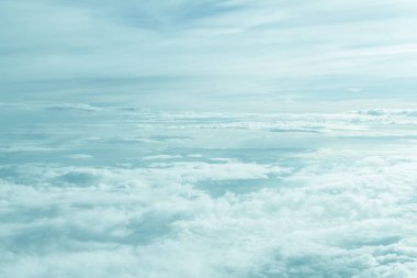 mavi tonong bulutlar. bulutlarda uçan bir uçağın penceresinden görüntülemek