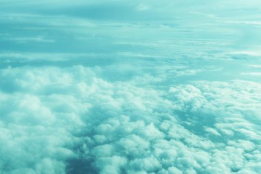 Bulutlar tonlama Turkiz. Bulutlarda uçan bir uçağın penceresinden görüntülemek