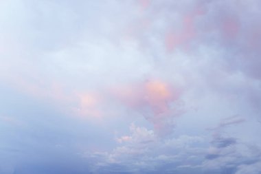 Mavi günbatımı gökyüzü bulutlu akşam güzel turuncu görüntüleyin.