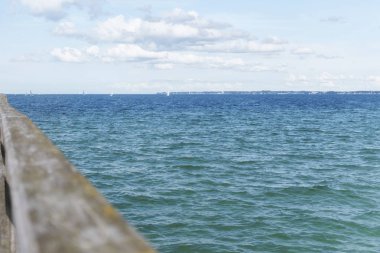 Mavi gökyüzü, beyaz bulutlar güneşli gün ve tekneler ufuk, güzel deniz.