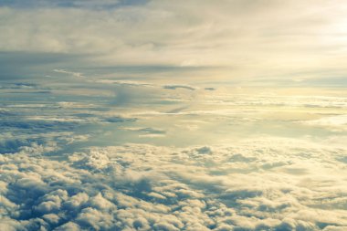 Bulutların üzerinde. Bulutlarda uçan bir uçağın penceresinden görüntülemek