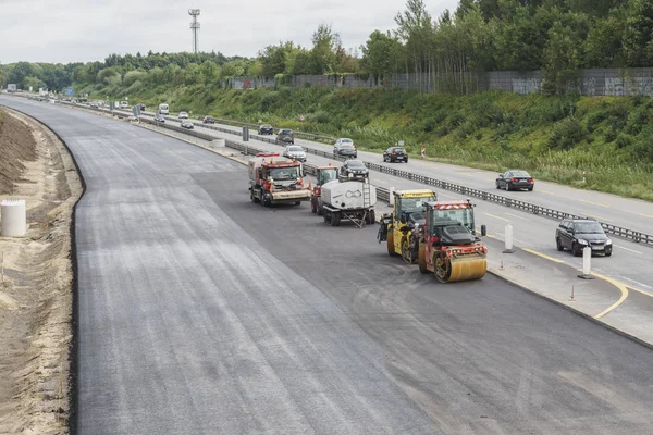 Quickborn, Almanya - 11 Eylül: Silindir Kompaktör makine ile Otoban yol a7 inşaat işleri.