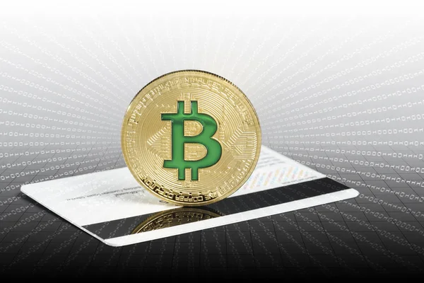 Cryptocurrency fiziksel yeşil bitcoin para kredi kartı üzerinde.