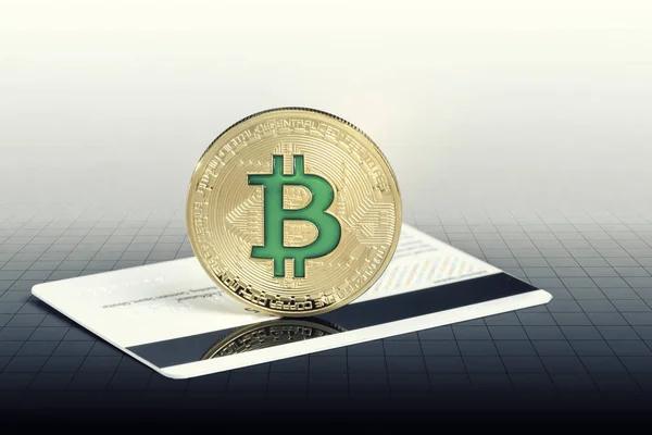 Cryptocurrency fiziksel yeşil bitcoin para kredi kartı üzerinde.