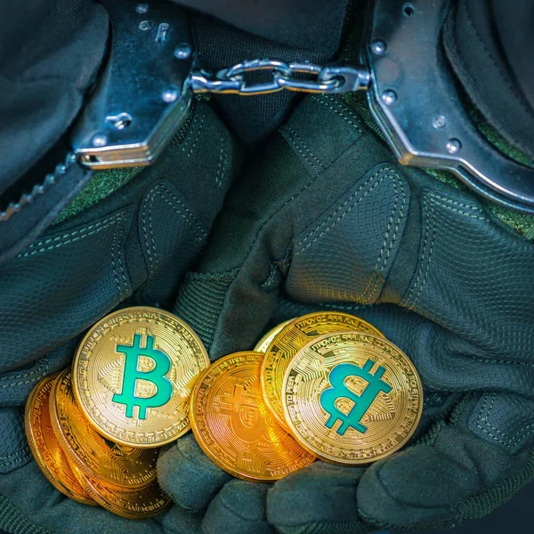 Hareks presos algemas mãos segurar bitcoins dourados . Imagem De Stock