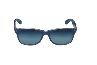 Gölgeler olmadan beyaz arka plan üzerinde izole mavi plastik güneş gözlüğü.