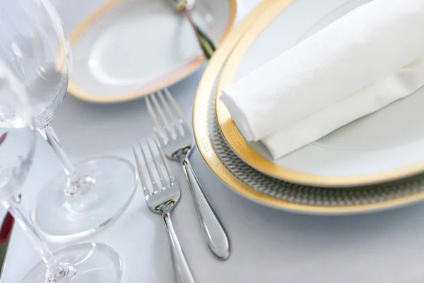 Branco prato amarelo lona toalha guardanapo guardanapo garfo — Fotografia de Stock
