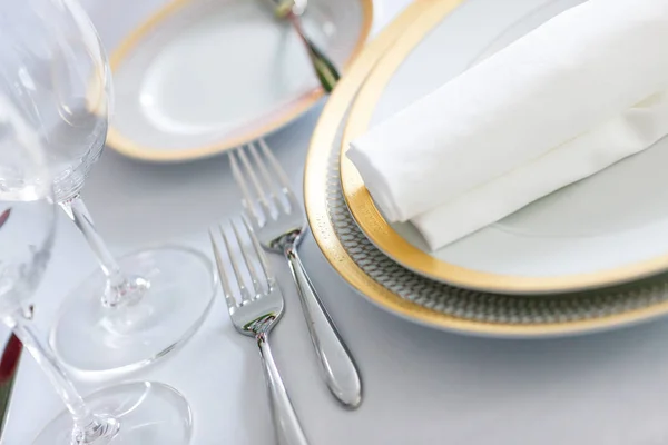 White plate yellow canvas tablecloth napkin serviette fork — Stock Photo, Image