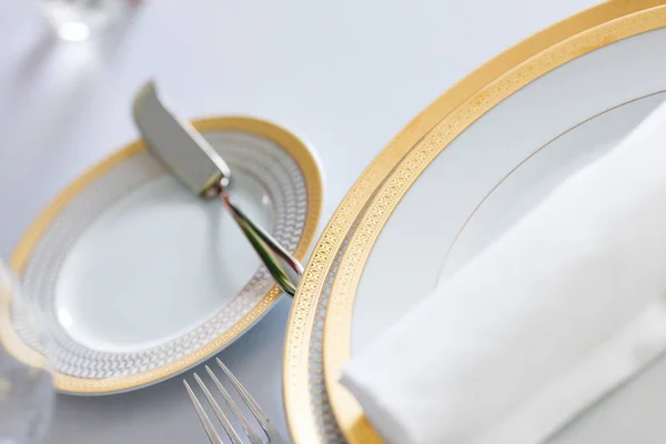 Weißer Teller gelb Leinwand Tischdecke Serviettengabel Serviette — Stockfoto