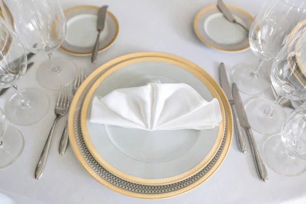 Белая тарелка желтая скатерть салфетка салфетка салфетка вилка — стоковое фото