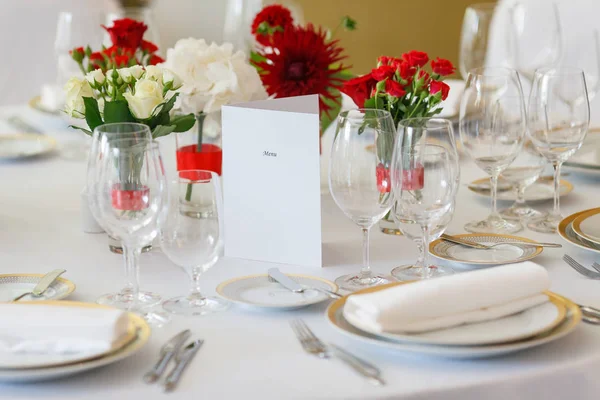 Mesa que estabelece menu de arranjo de flores toalha de mesa branca — Fotografia de Stock