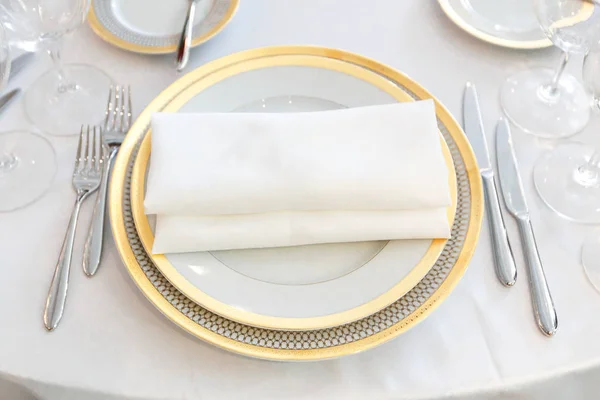 Weißer Teller gelb Leinwand Tischdecke Serviettengabel Serviette Stockfoto