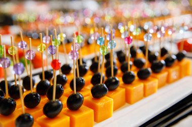 kanepe yemek zeytin peynir