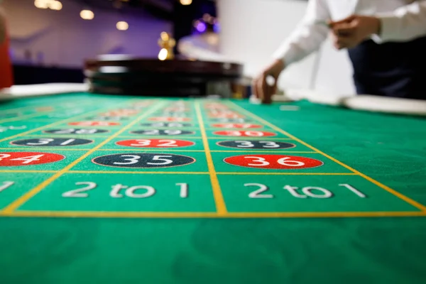 Casino Roulette grüner Tisch lizenzfreie Stockfotos