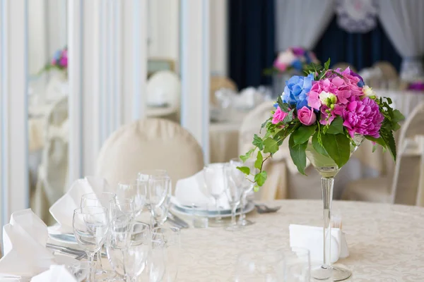 Catering Dekoration Blumenschmuck — Stockfoto